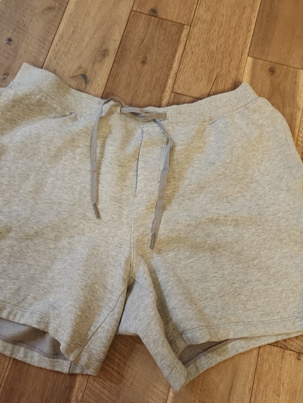 Lululemon Relaxed-Fit Pull-On Short 7" Light Woven Mens XL Light Grey.